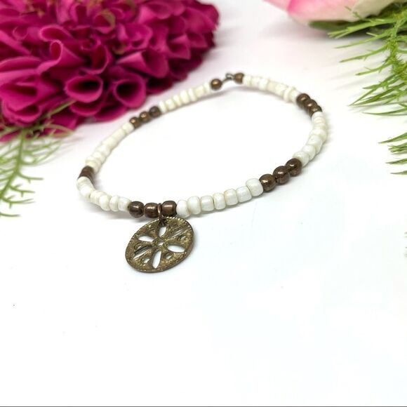 VINTAGE⚜️White Glass & Brass Beaded Bangle Charm Bracelet - Picture 3 of 5